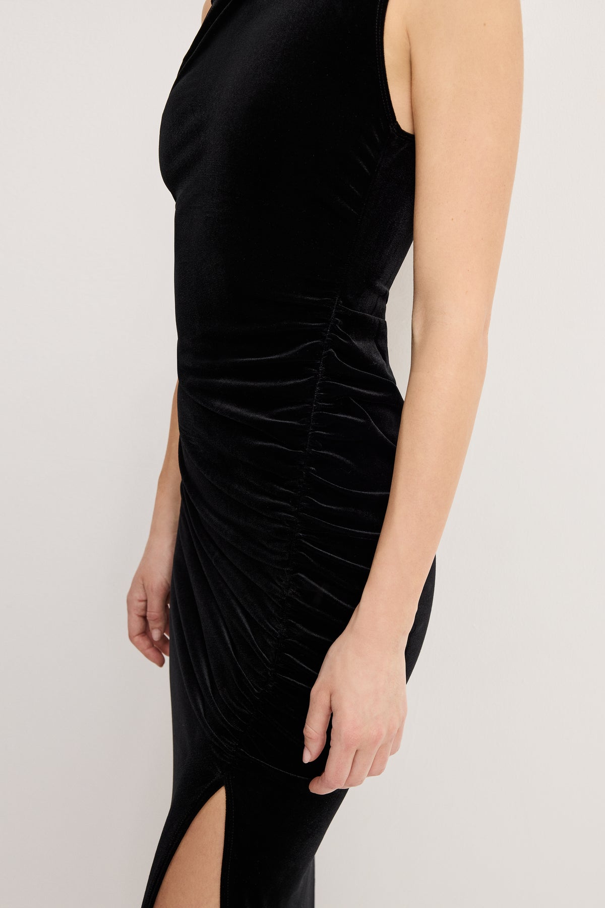 VELVET HIGH NECK MAXI DRESS | BLACK001-4 | GOOD AMERICAN | MODEL_A