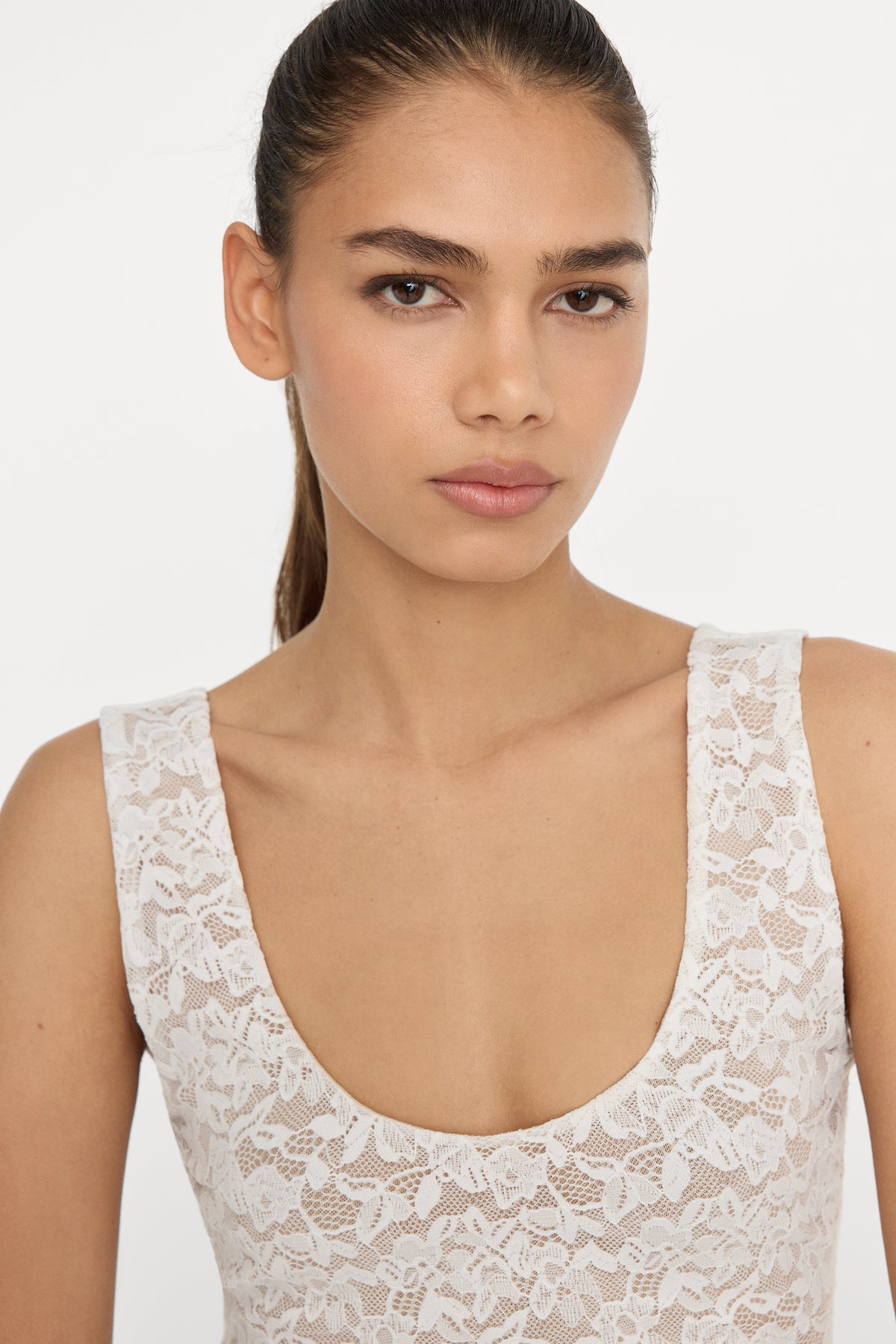 STRETCH LACE SCOOP TANK BODYSUIT | CHALK-4 | GOOD AMERICAN | MODEL_A