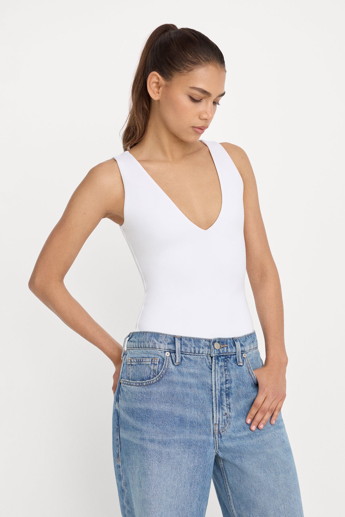 SCULPTING DEEP V BODYSUIT | WHITE001-1 | GOOD AMERICAN | MODEL_A