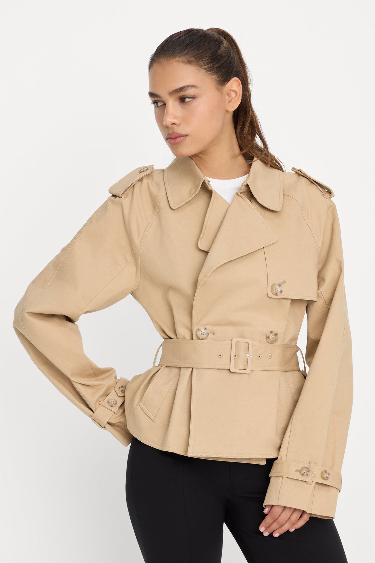THE CROPPED TRENCH JACKET | SANDY FAWN-1 | GOOD AMERICAN | MODEL_A