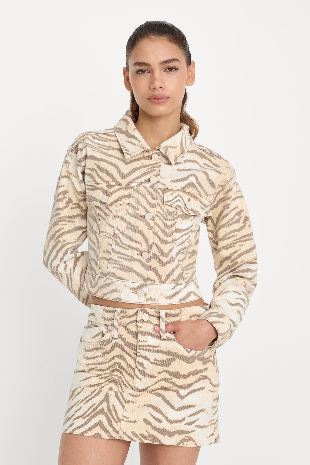 ESSENTIAL CROP DENIM JACKET | BROWN TIGER-1 | GOOD AMERICAN | MODEL_A