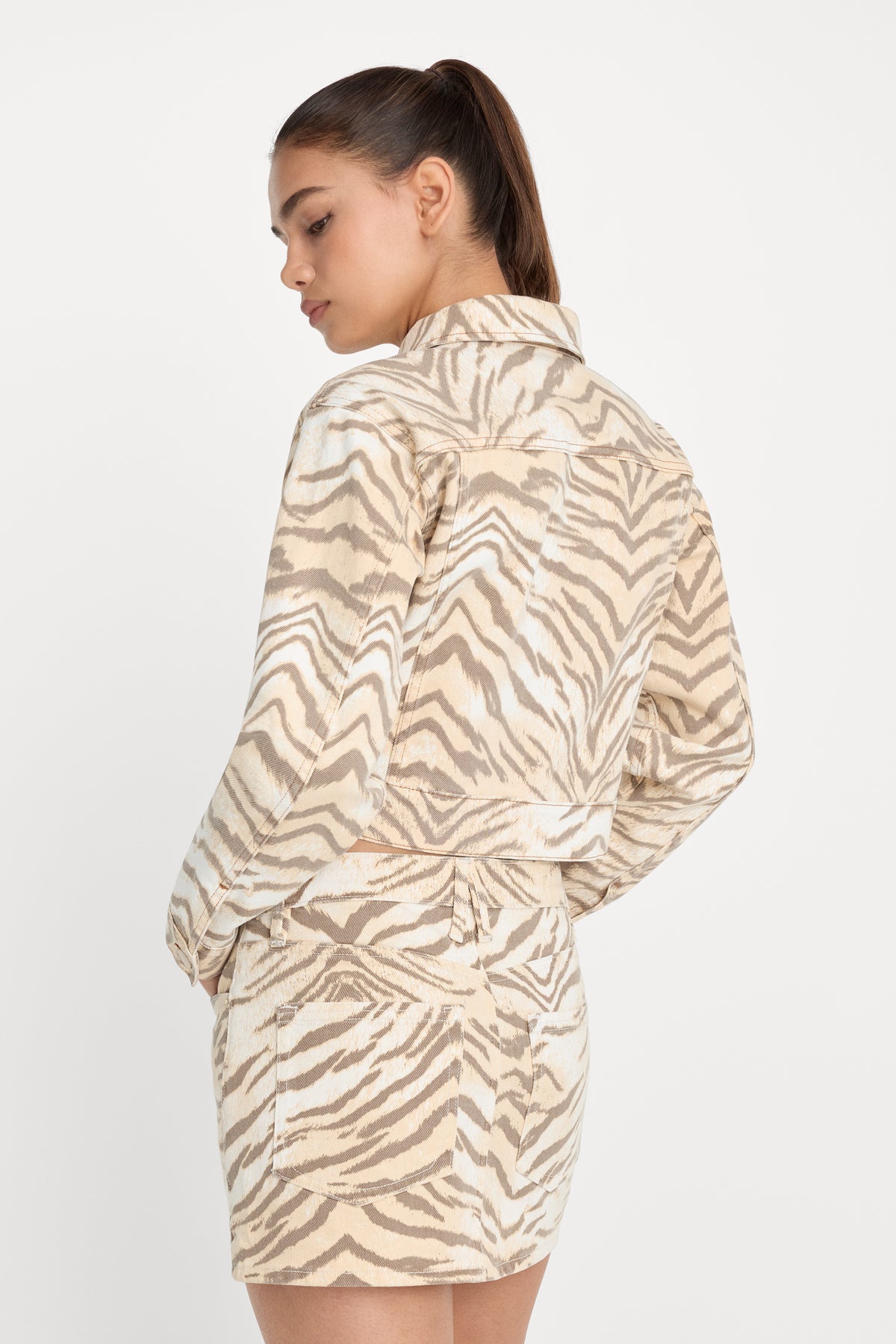 ESSENTIAL CROP DENIM JACKET | BROWN TIGER-5 | GOOD AMERICAN | MODEL_A