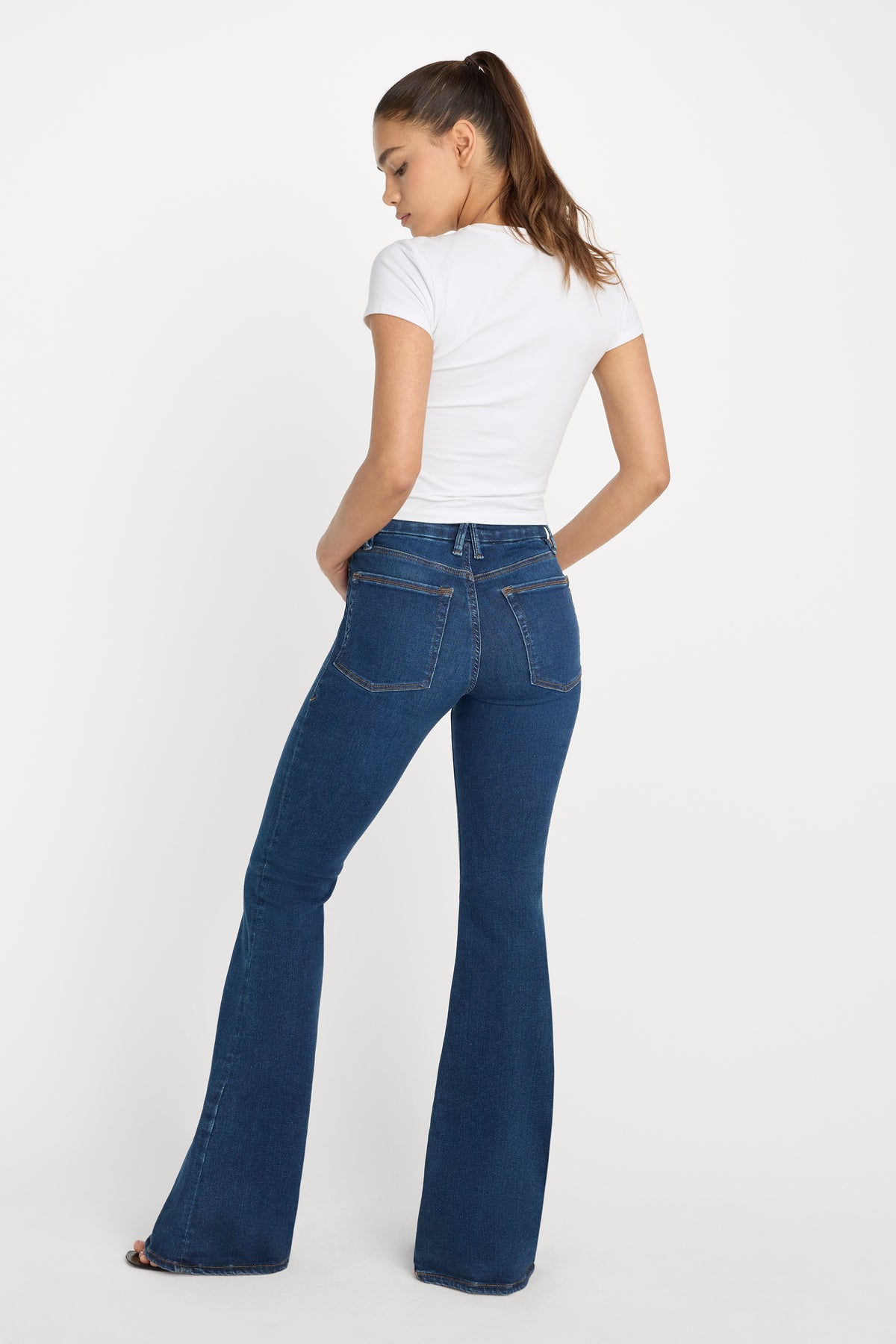 POWER STRETCH PULL-ON FLARE JEANS | INDIGO491-4 | GOOD AMERICAN | MODEL_A