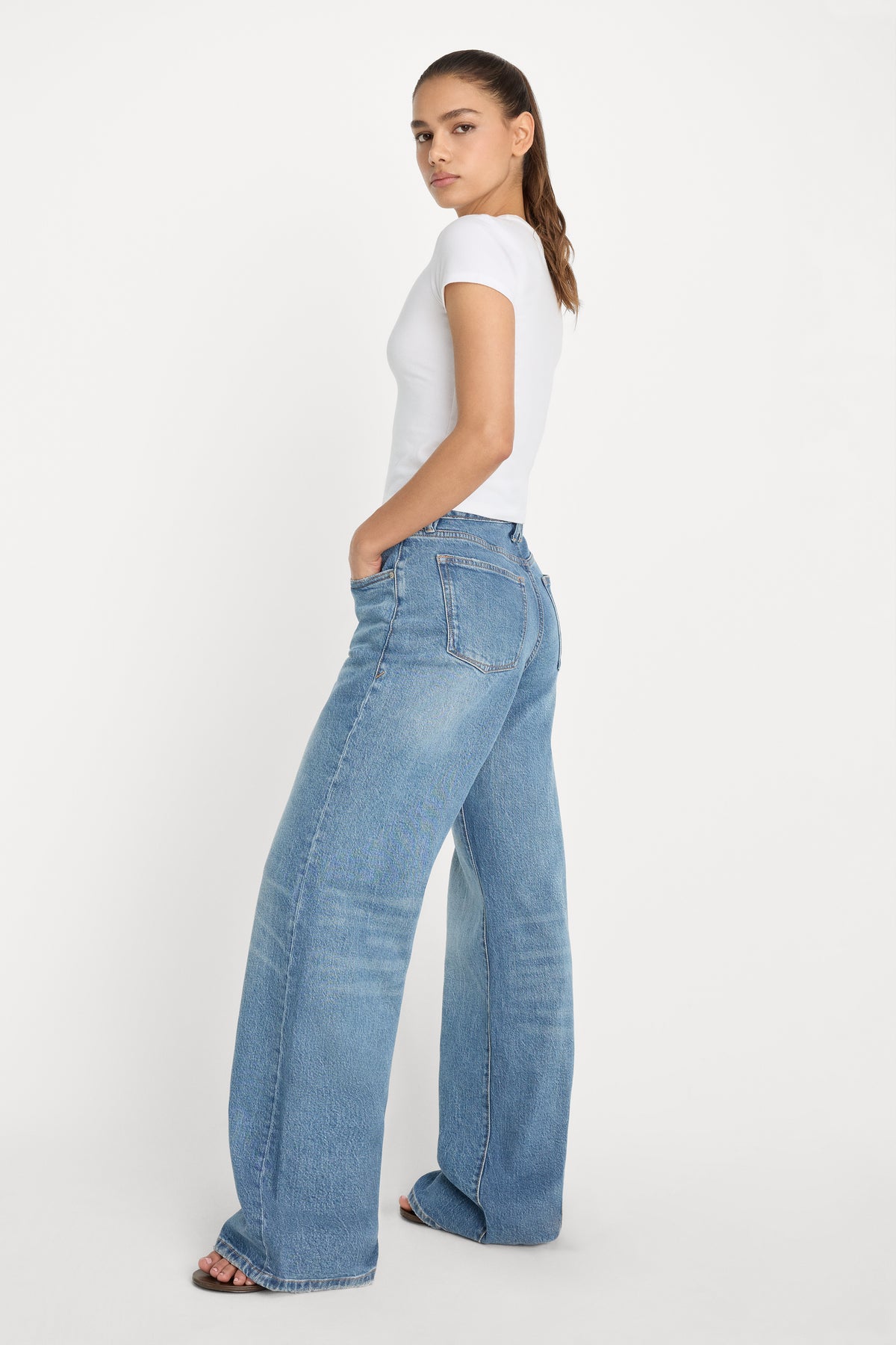GOOD EASE RELAXED JEANS | INDIGO575-2 | GOOD AMERICAN | MODEL_A