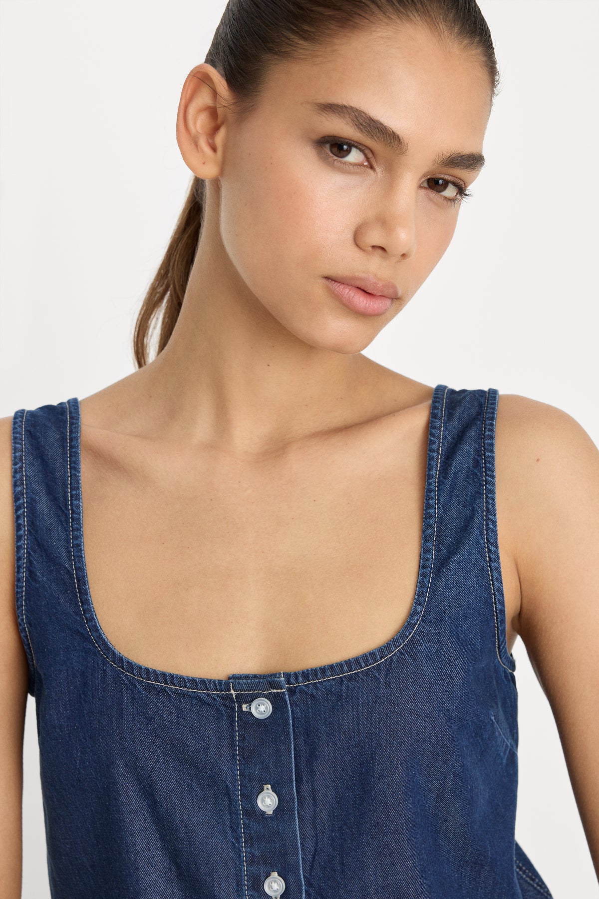 DENIM BUTTON FRONT TANK | INDIGO1187-2 | GOOD AMERICAN | MODEL_A