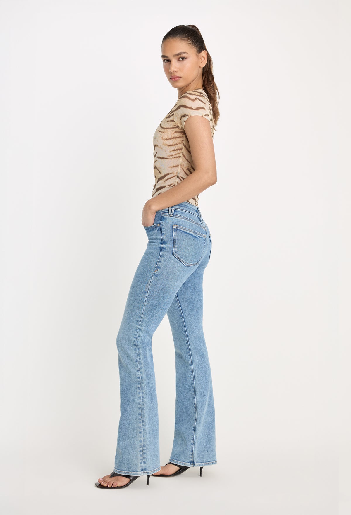 GOOD LOW RISE BOOTCUT JEANS | INDIGO1217-3 | GOOD AMERICAN | MODEL_A