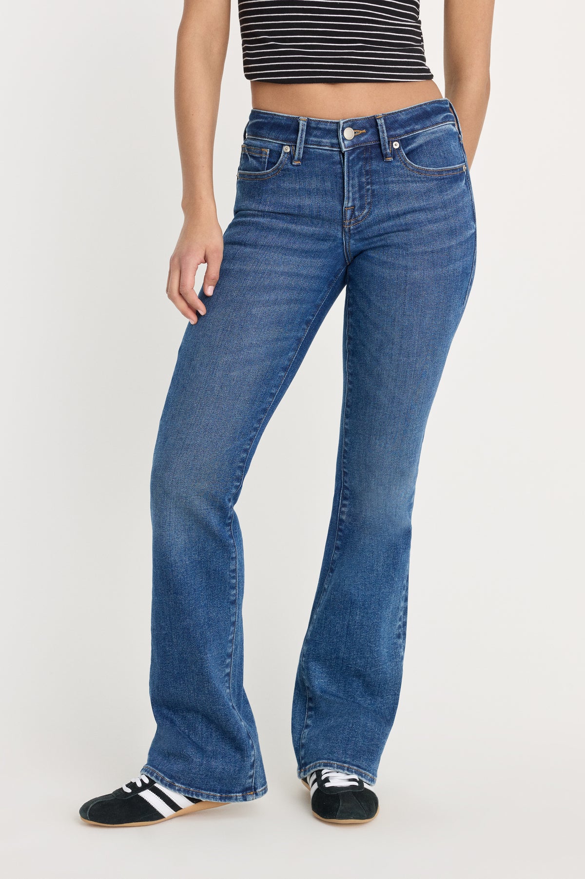 GOOD LOW RISE BOOTCUT JEANS | INDIGO1218-3 | GOOD AMERICAN | MODEL_A