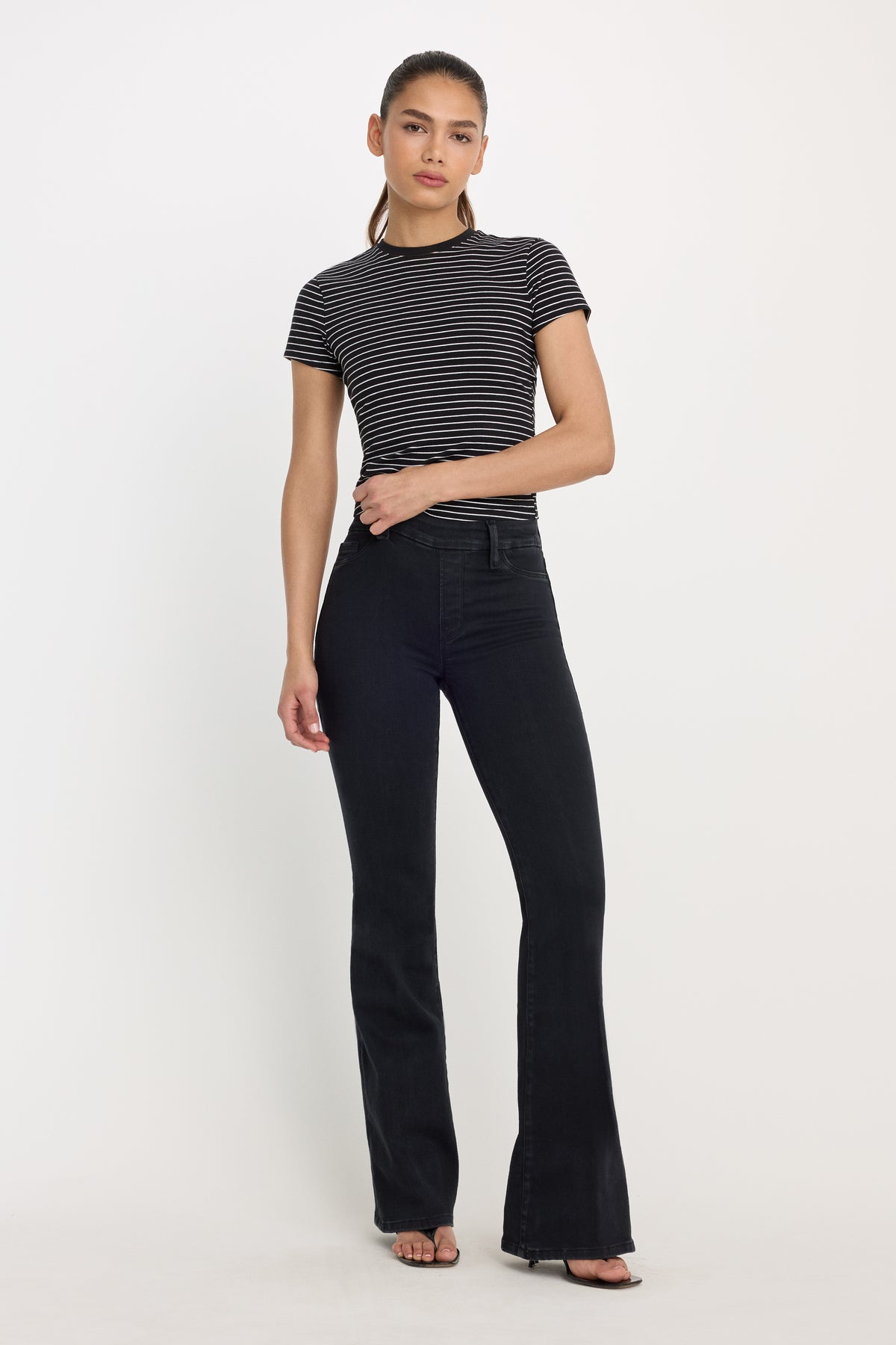 POWER STRETCH PULL-ON FLARE JEANS | BLACK001-2 | GOOD AMERICAN | MODEL_A