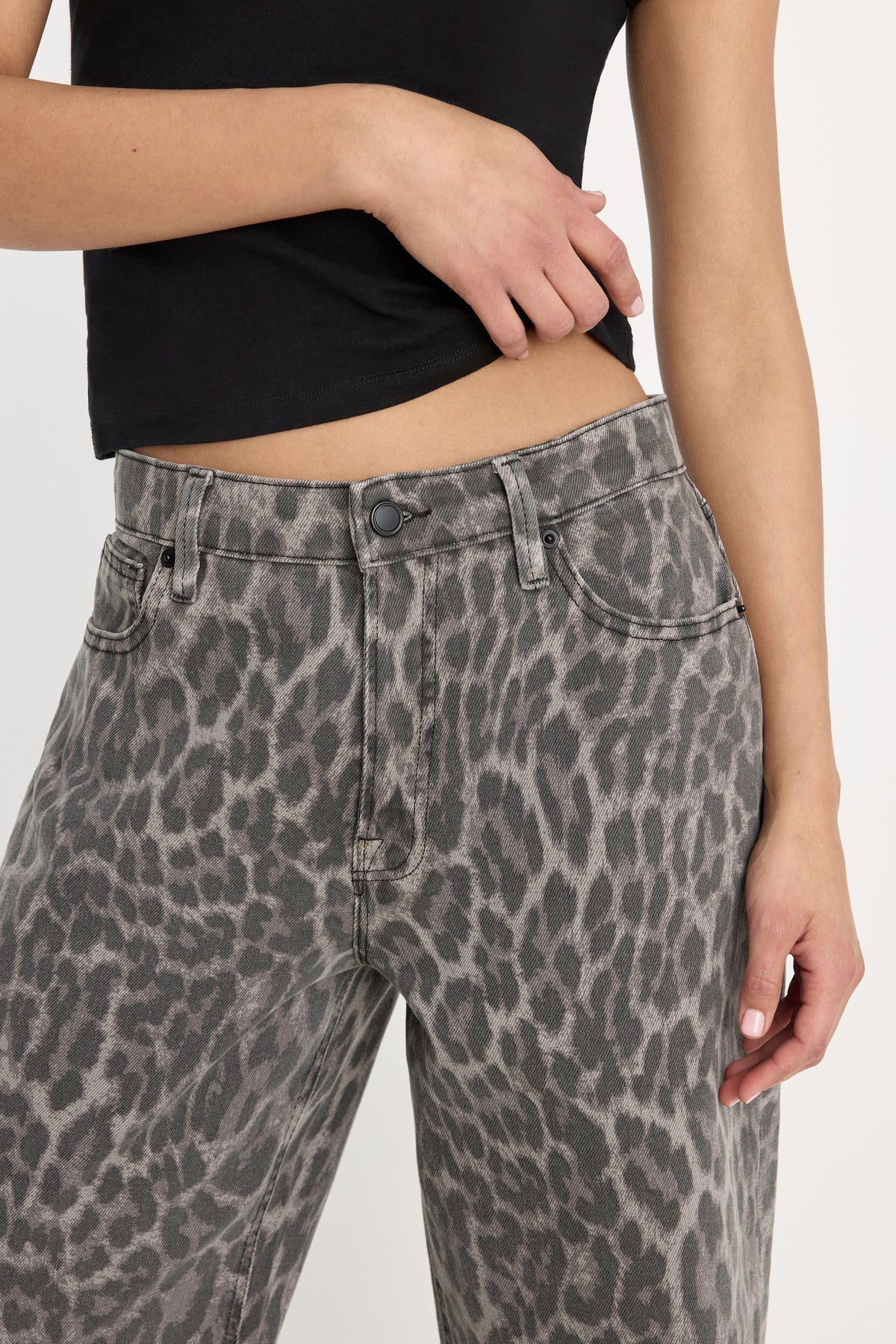GOOD EASE LEOPARD JEANS | GREY LUCKY LEOPARD-3 | GOOD AMERICAN | MODEL_A