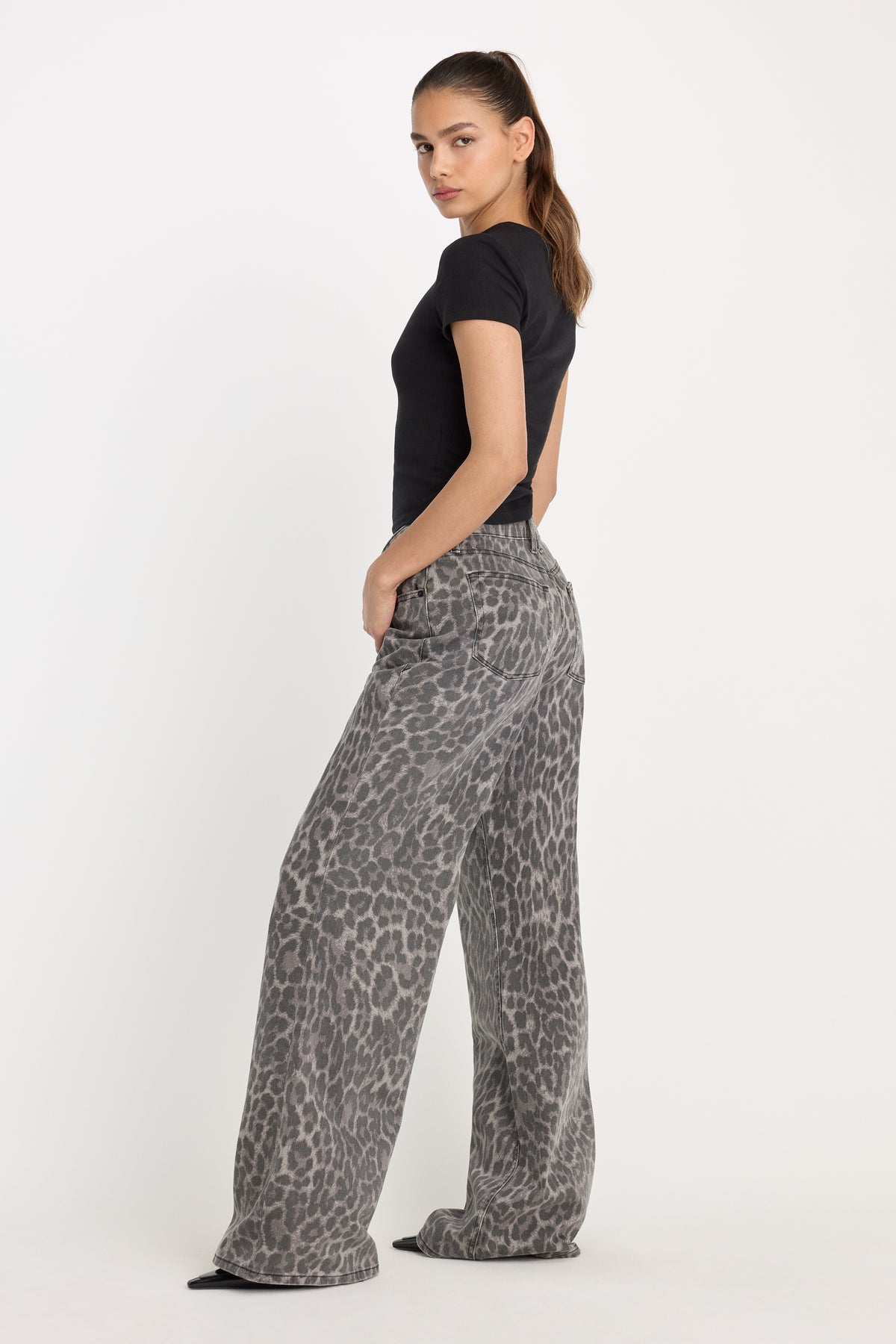 GOOD EASE LEOPARD JEANS | GREY LUCKY LEOPARD-4 | GOOD AMERICAN | MODEL_A
