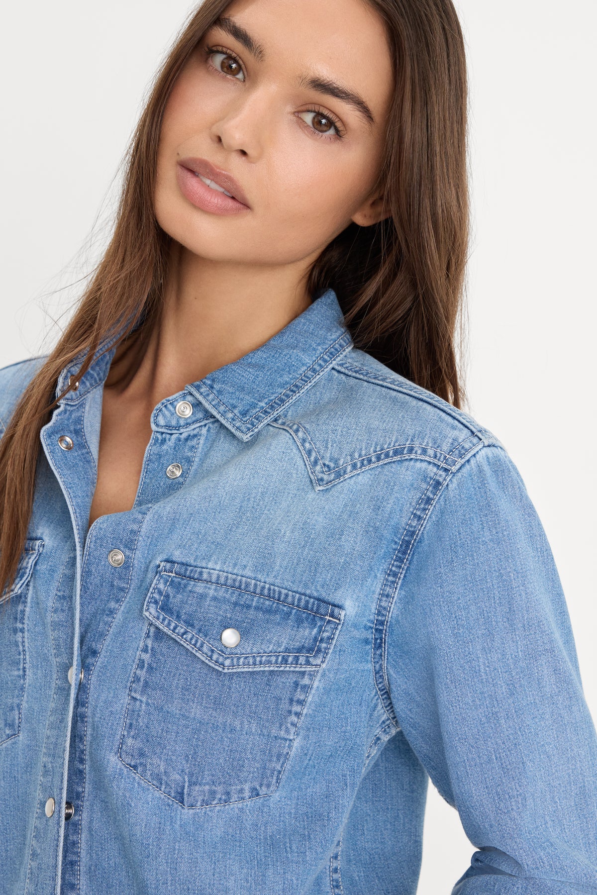 DOLLY SLIM FIT DENIM SHIRT | LIGHT BLUE-2 | GOOD AMERICAN | MODEL_A