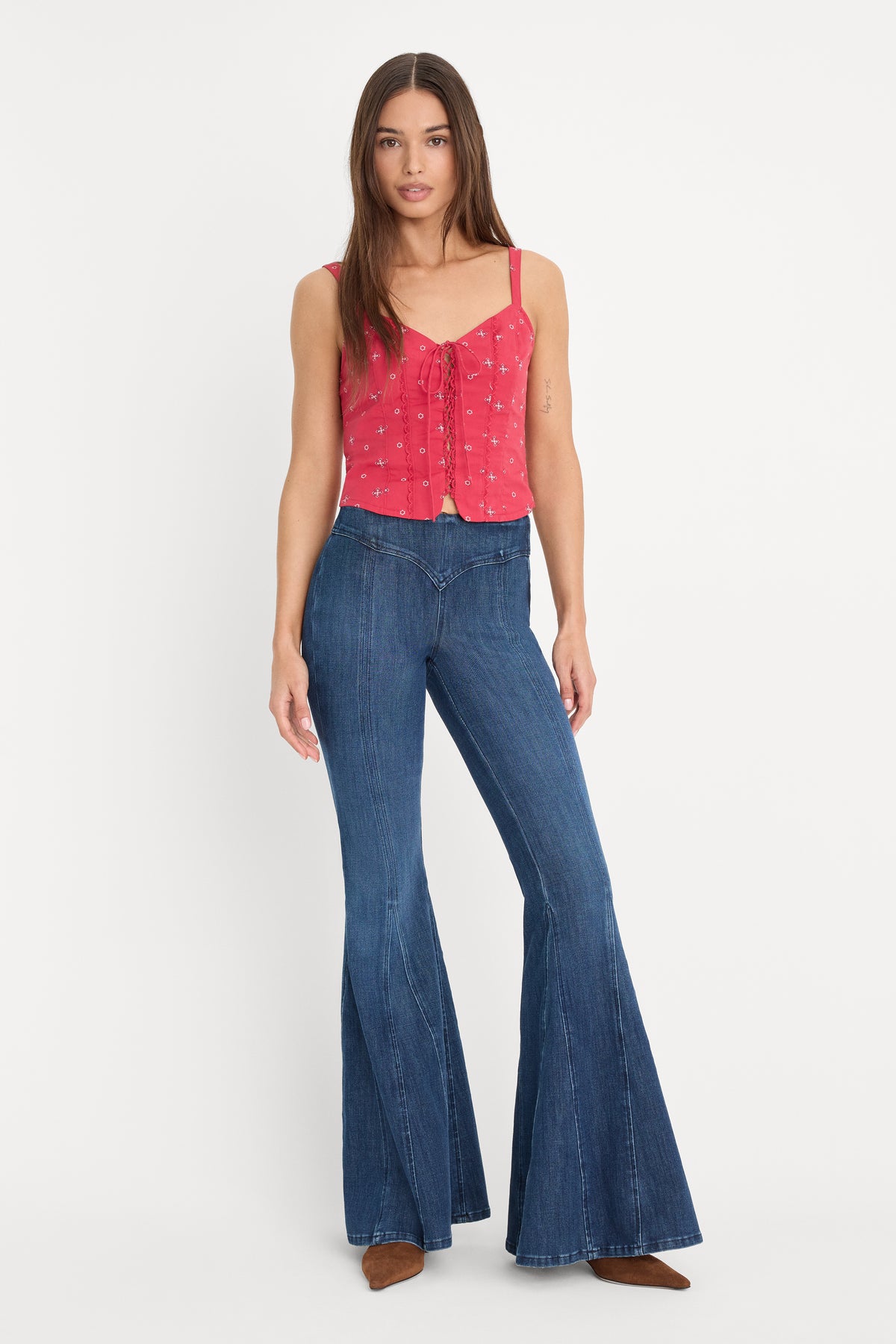 DOLLY JOLEANS EXTREME FLARE JEANS | INDIGO1196-3 | GOOD AMERICAN | MODEL_A