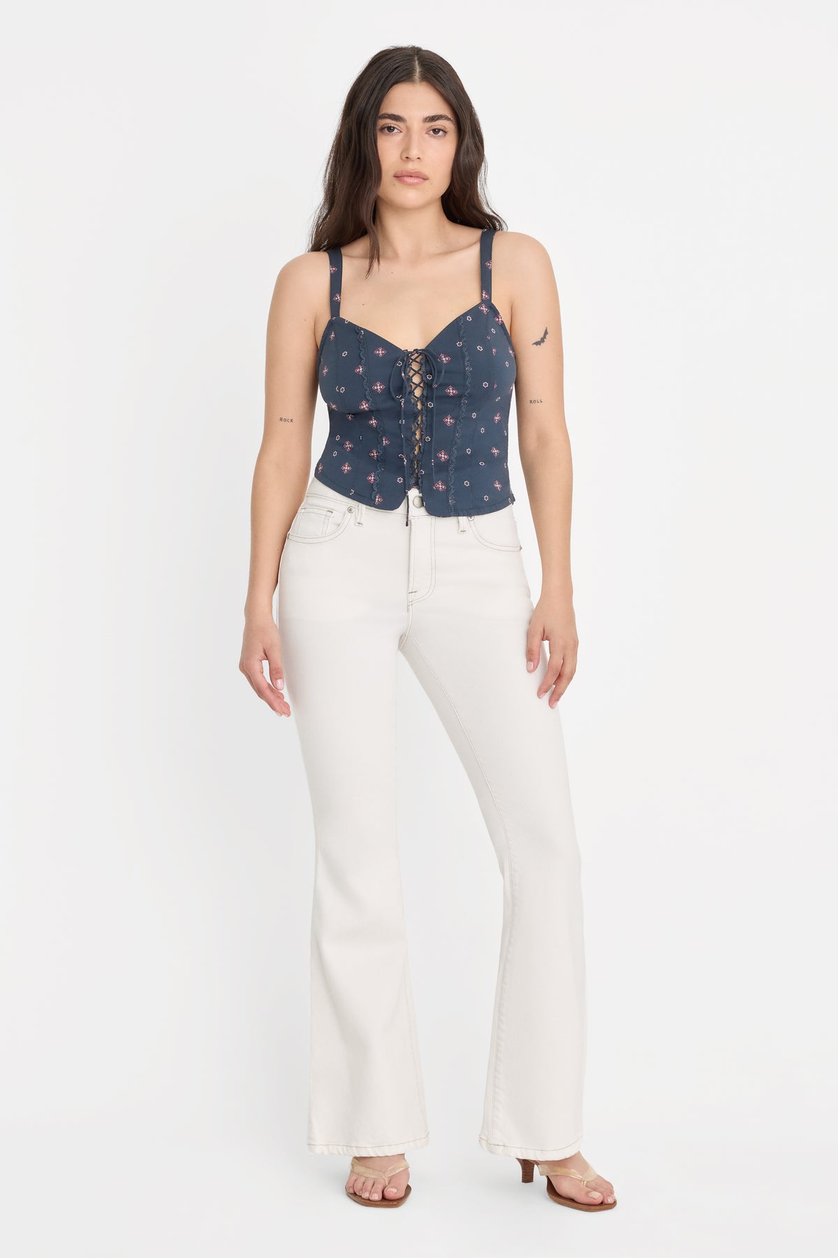 DOLLY JOLEANS PETITE FLARE JEANS | VINTAGE WHITE-1 | GOOD AMERICAN | MODEL_A