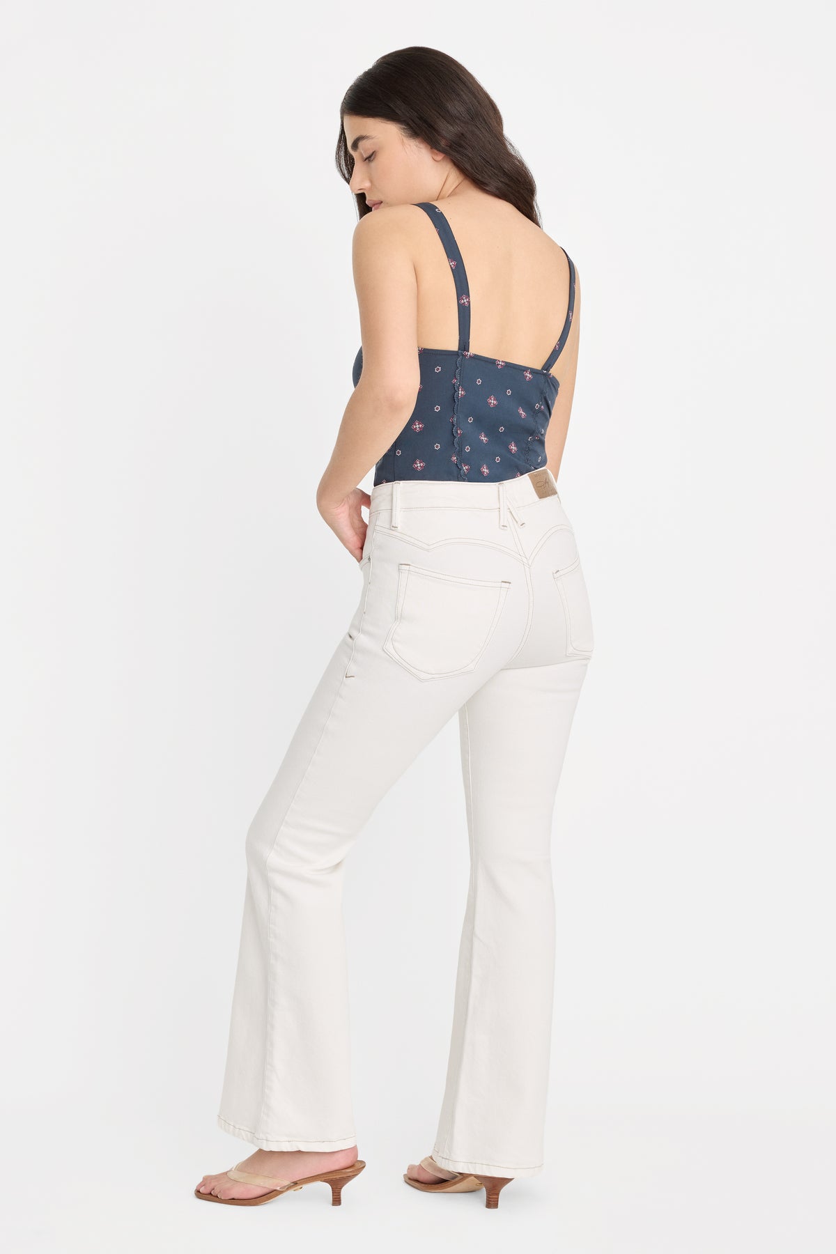 DOLLY JOLEANS PETITE FLARE JEANS | VINTAGE WHITE-6 | GOOD AMERICAN | MODEL_A