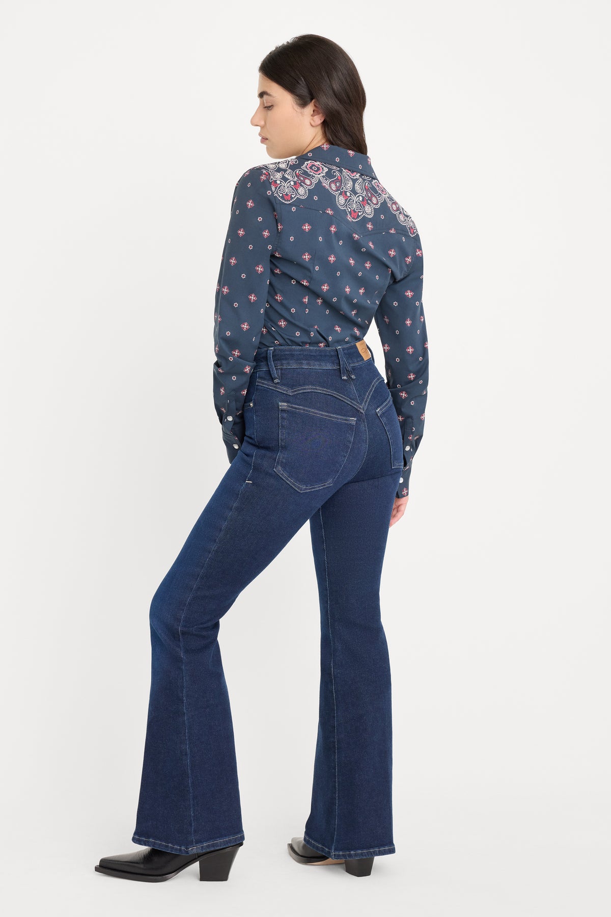 DOLLY JOLEANS PETITE FLARE JEANS | INDIGO1193-1 | GOOD AMERICAN | MODEL_A