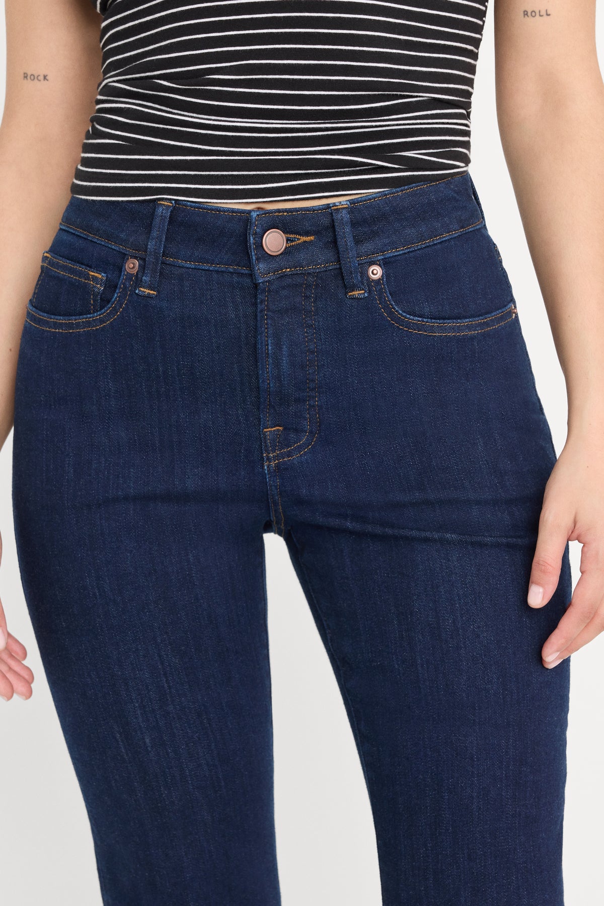 GOOD PETITE FLARE JEANS | INDIGO1153-3 | GOOD AMERICAN | MODEL_A