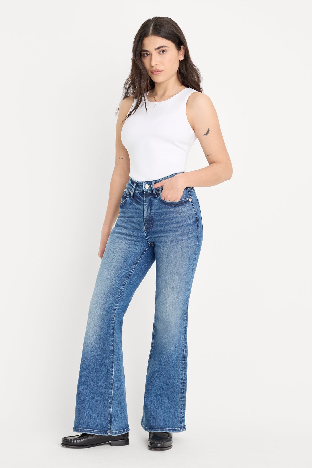 ALWAYS FITS GOOD PETITE FLARE JEANS | INDIGO1071-1 | GOOD AMERICAN | MODEL_A