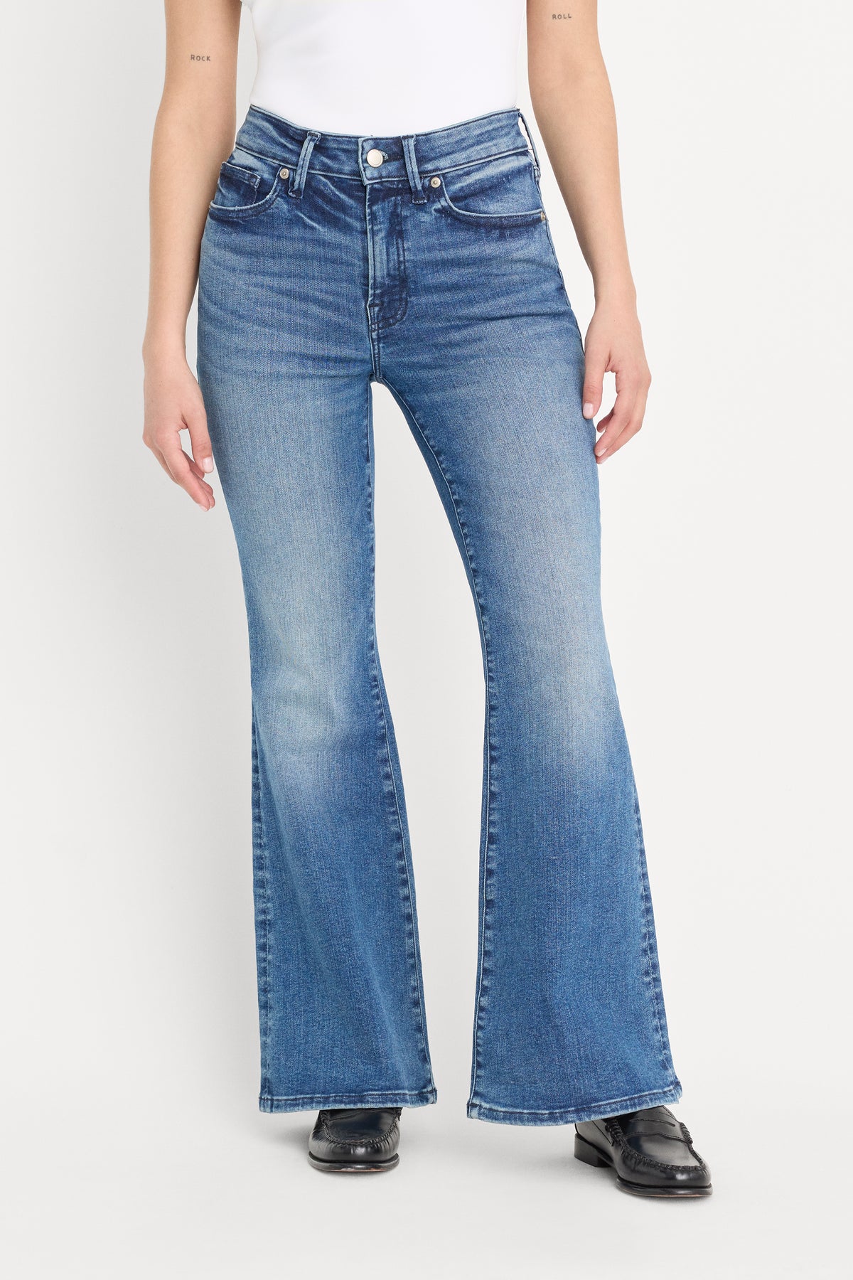 ALWAYS FITS GOOD PETITE FLARE JEANS | INDIGO1071-2 | GOOD AMERICAN | MODEL_A