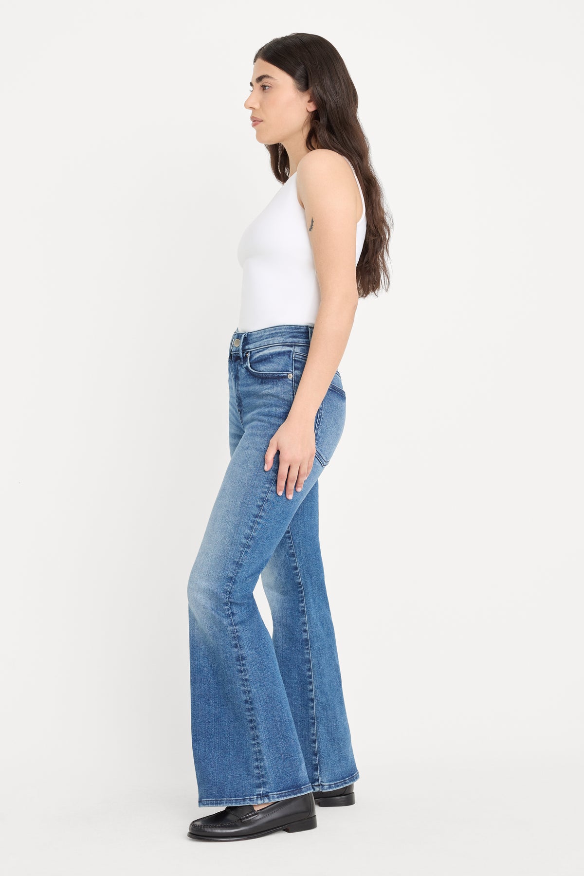 ALWAYS FITS GOOD PETITE FLARE JEANS | INDIGO1071-4 | GOOD AMERICAN | MODEL_A