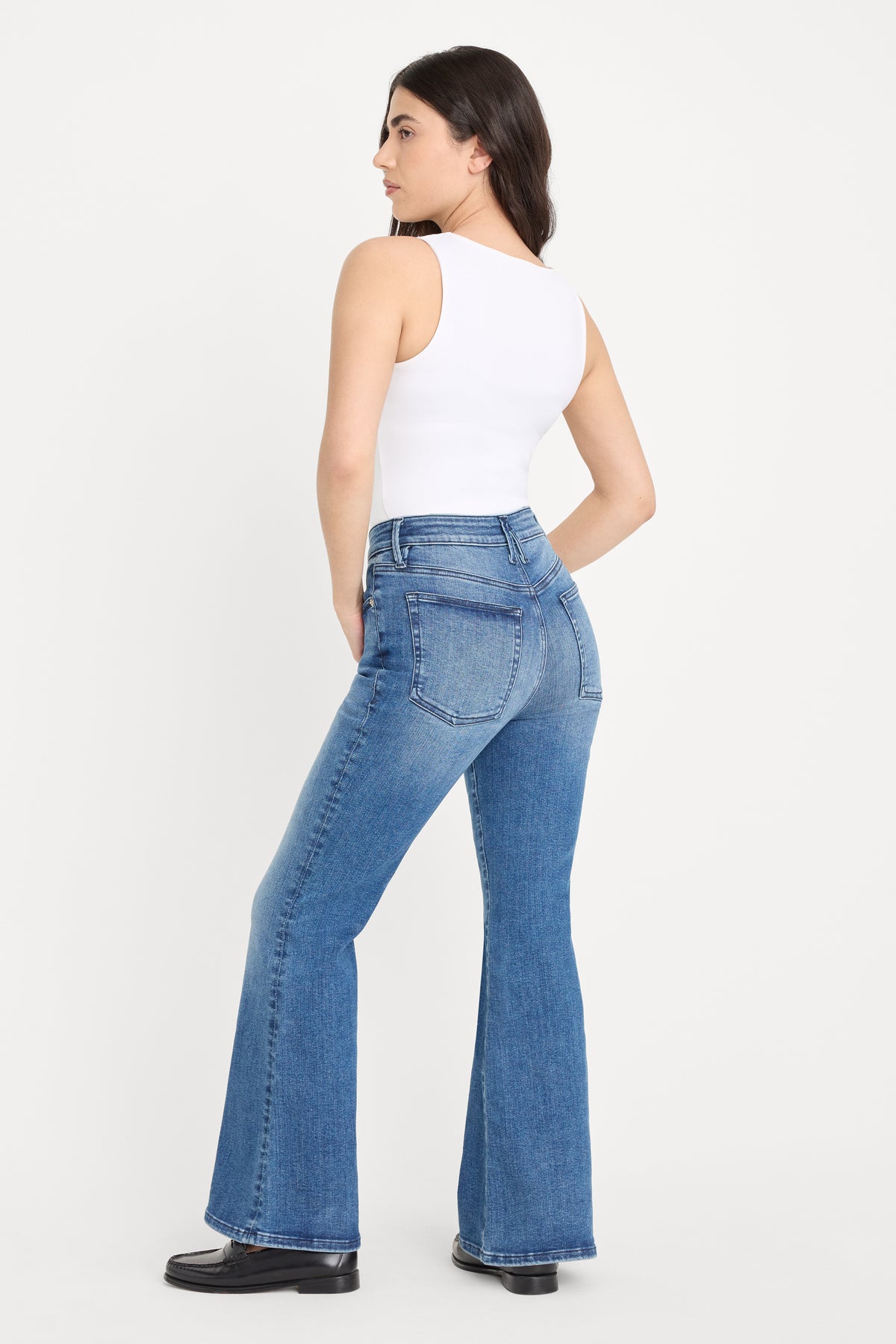 ALWAYS FITS GOOD PETITE FLARE JEANS | INDIGO1071-6 | GOOD AMERICAN | MODEL_A
