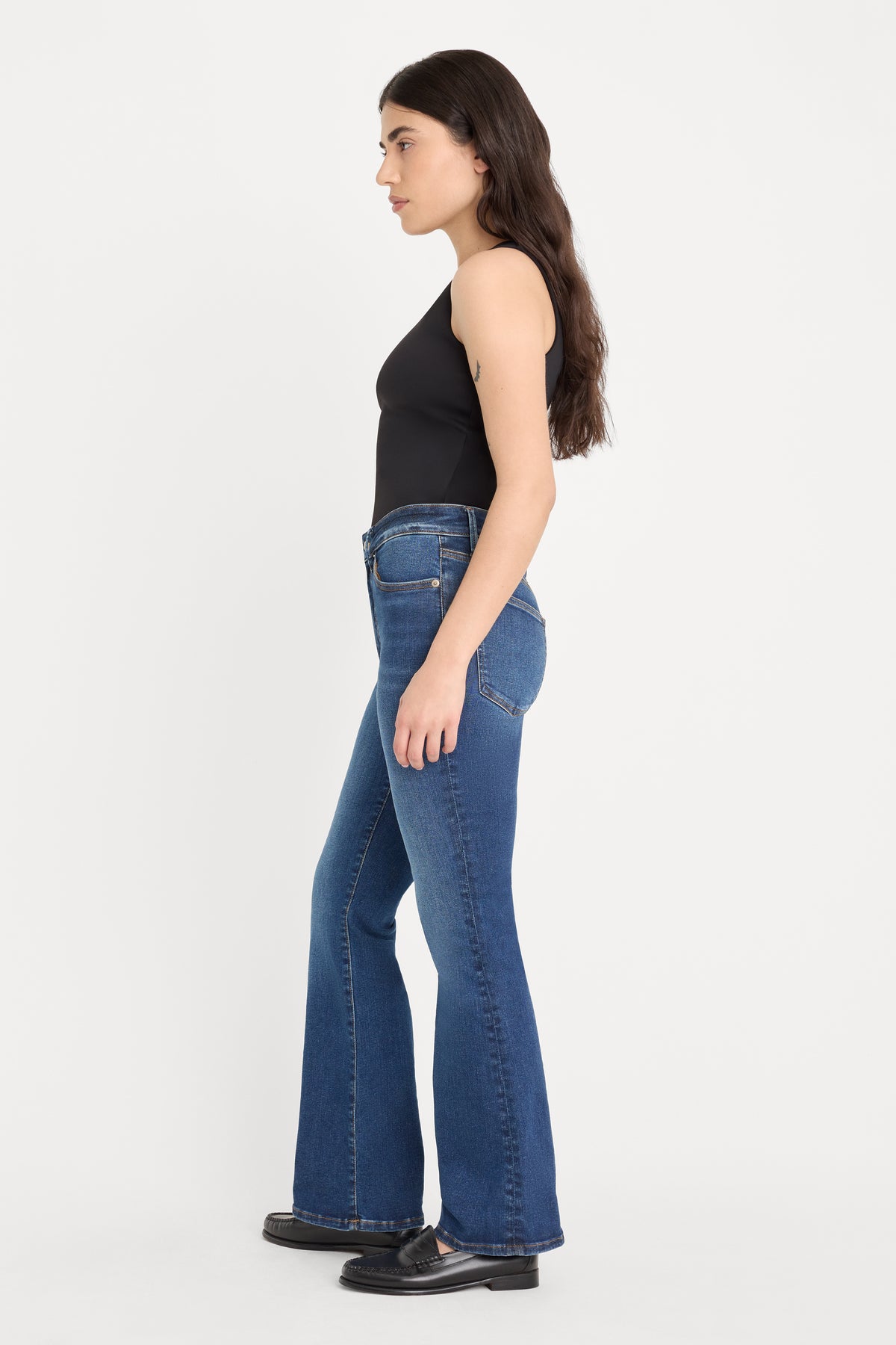 ALWAYS FITS GOOD PETITE BOOTCUT JEANS | INDIGO446-4 | GOOD AMERICAN | MODEL_A