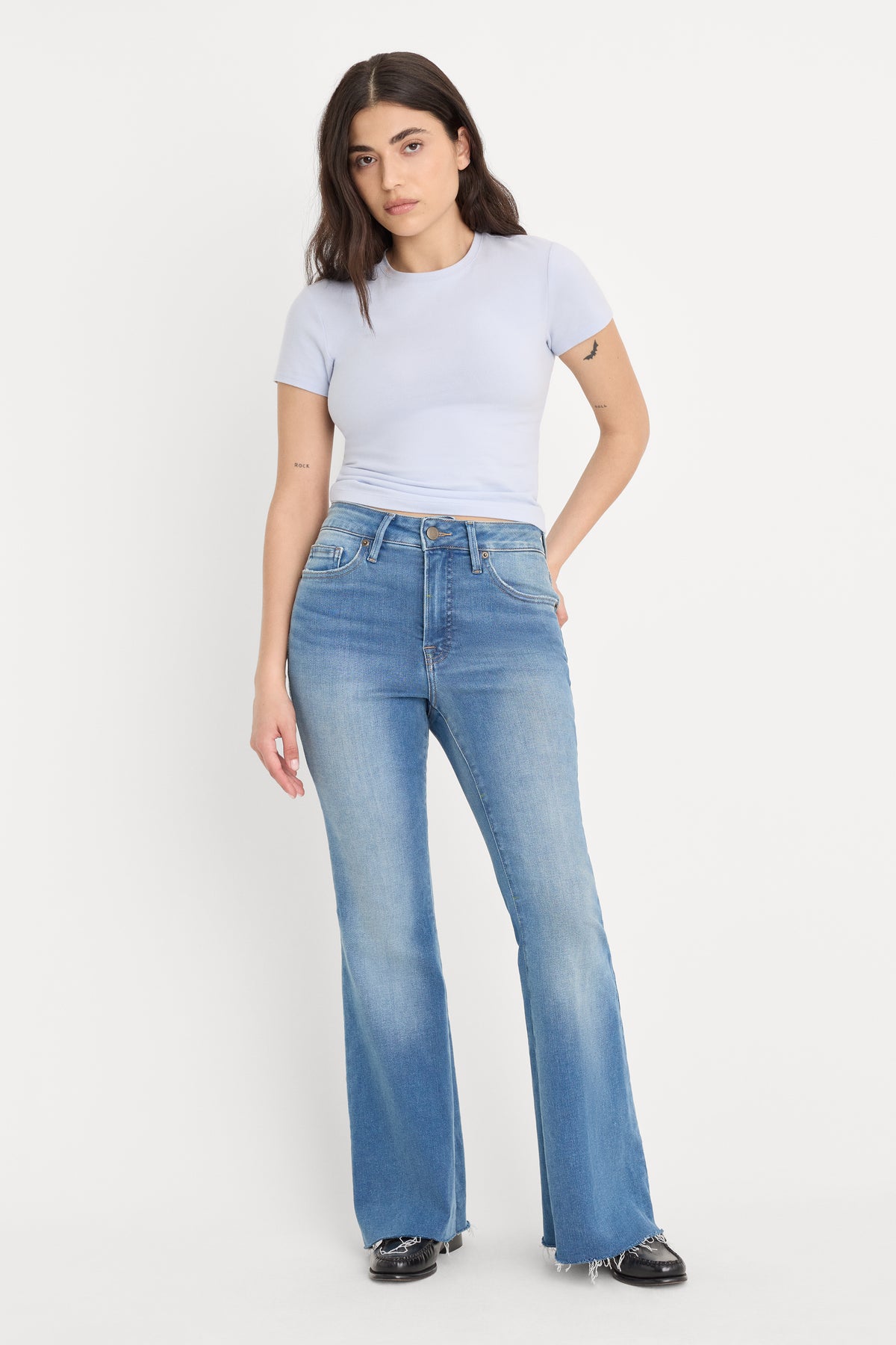 SOFT TECH GOOD PETITE FLARE JEANS | INDIGO1211-1 | GOOD AMERICAN | MODEL_A