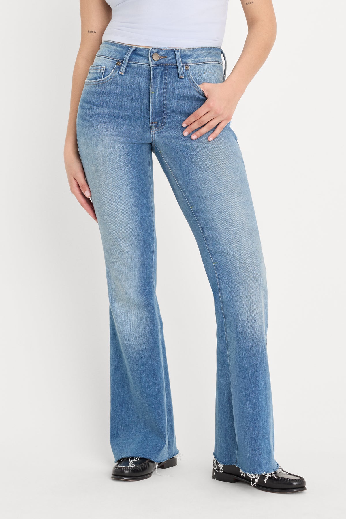 SOFT TECH GOOD PETITE FLARE JEANS | INDIGO1211-2 | GOOD AMERICAN | MODEL_A