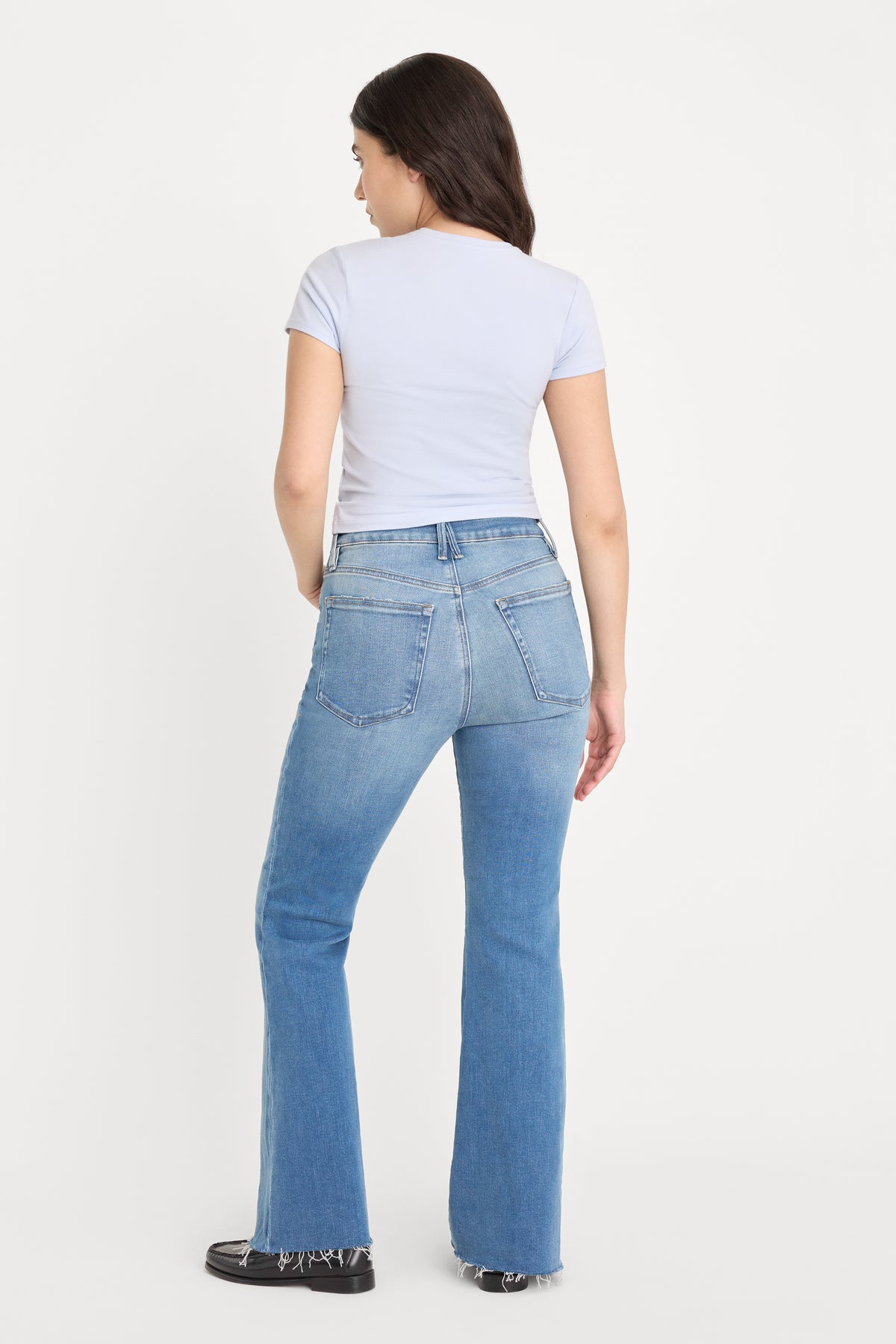 SOFT TECH GOOD PETITE FLARE JEANS | INDIGO1211-5 | GOOD AMERICAN | MODEL_A