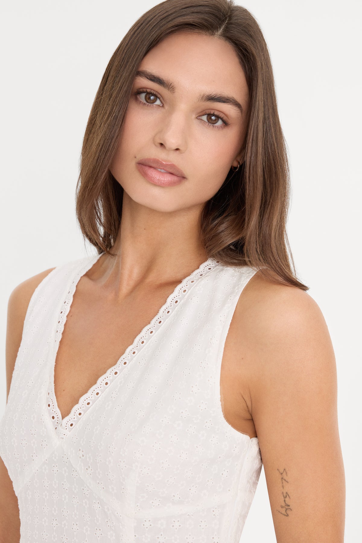 THE EYELET MINI DRESS | WHITE001-4 | GOOD AMERICAN | MODEL_A