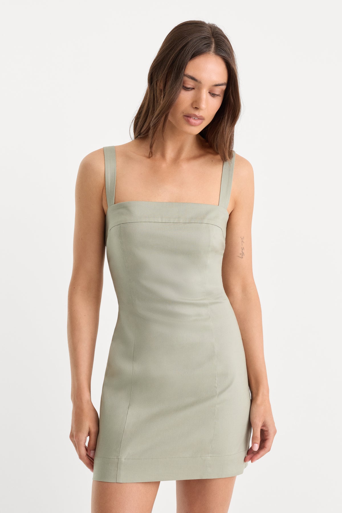 THE STRUCTURED LINEN MINI DRESS | MOSSWELL-2 | GOOD AMERICAN | MODEL_A