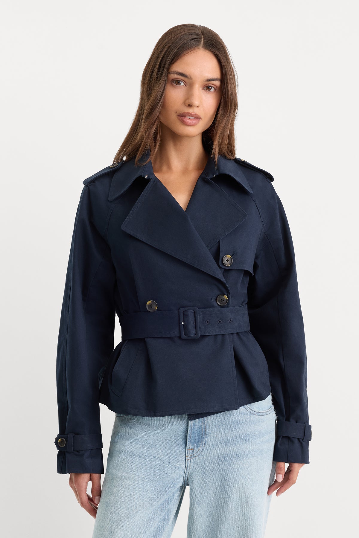 THE CROPPED TRENCH JACKET | NEW NAVY002-1 | GOOD AMERICAN | MODEL_A