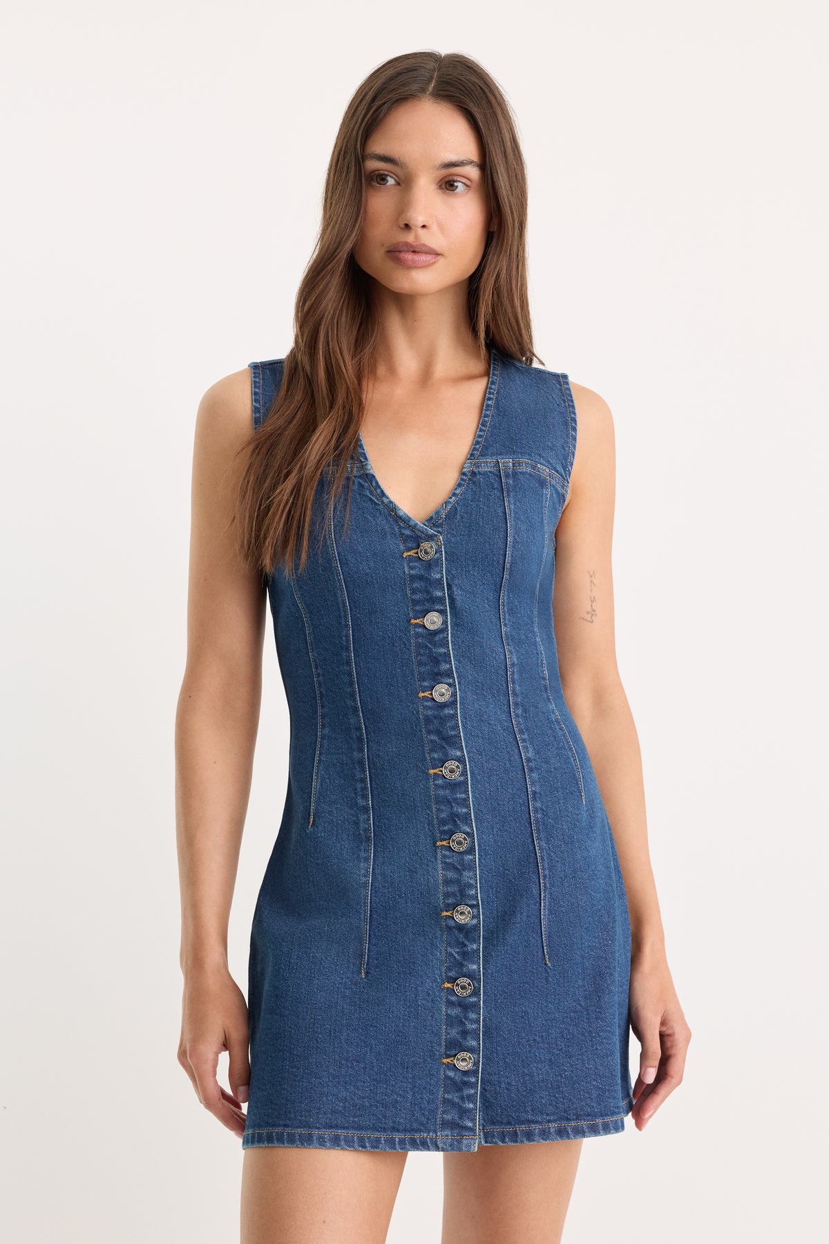 THE DENIM V NECK DRESS | INDIGO1265-2 | GOOD AMERICAN | MODEL_A