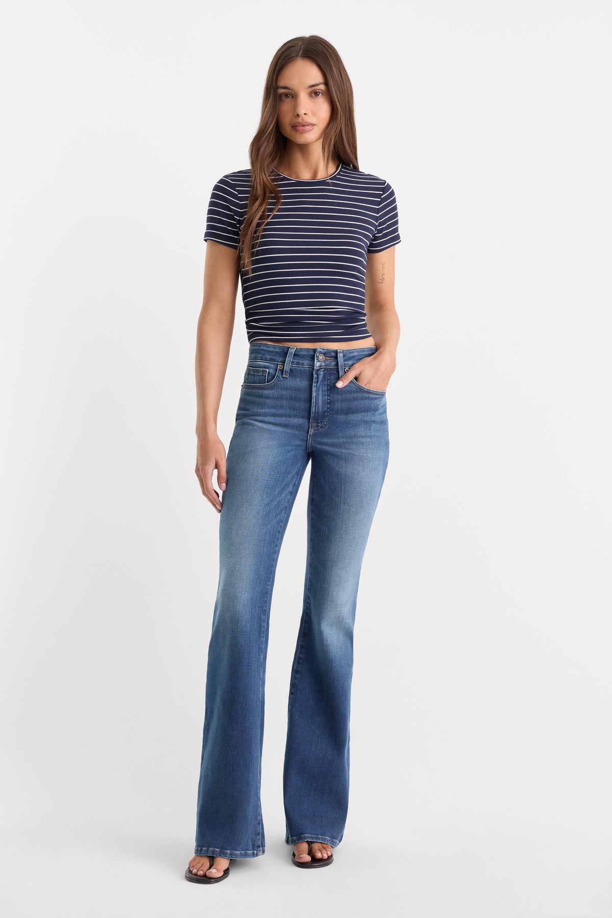 SOFT TECH GOOD LEGS FLARE JEANS | INDIGO1233-1 | GOOD AMERICAN | MODEL_A