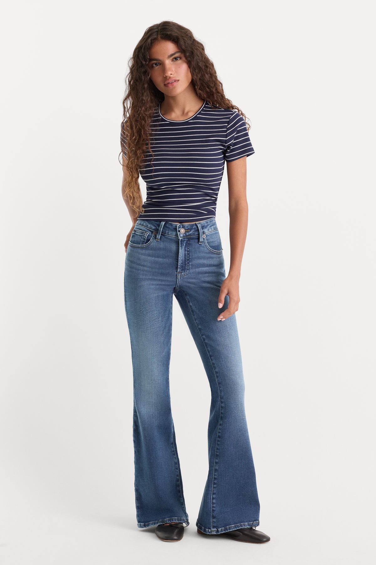 SOFT TECH GOOD PETITE FLARE JEANS | INDIGO1233-1 | GOOD AMERICAN | MODEL_A