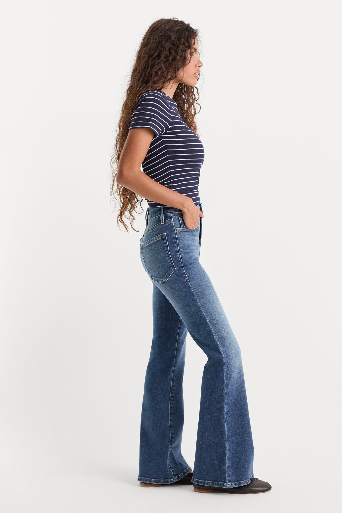 SOFT TECH GOOD PETITE FLARE JEANS | INDIGO1233-3 | GOOD AMERICAN | MODEL_A