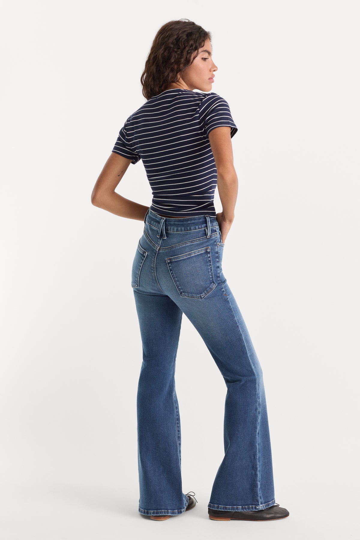 SOFT TECH GOOD PETITE FLARE JEANS | INDIGO1233-5 | GOOD AMERICAN | MODEL_A