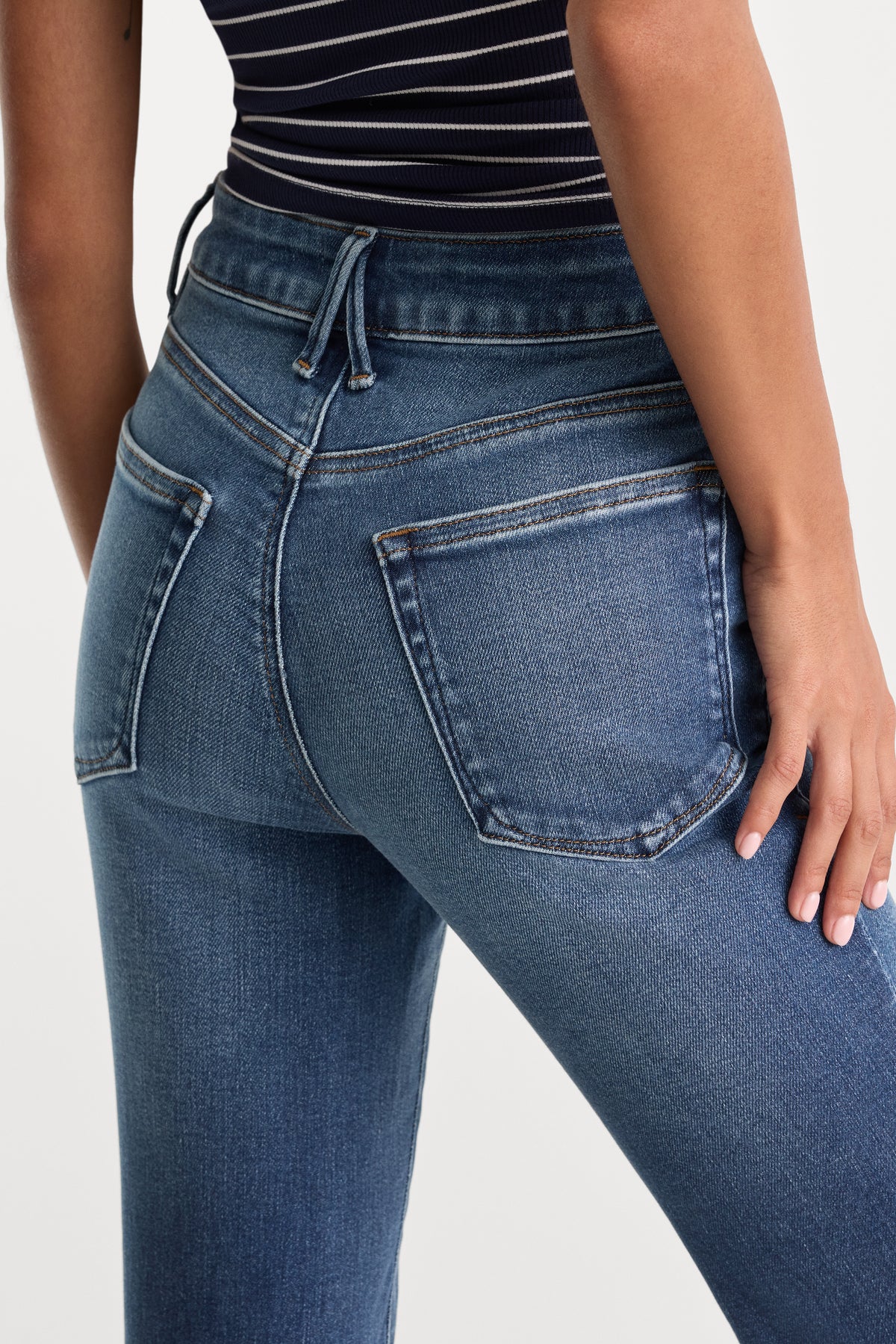 SOFT TECH GOOD PETITE FLARE JEANS | INDIGO1233-6 | GOOD AMERICAN | MODEL_A