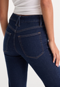 ALWAYS FITS GOOD PETITE FLARE JEANS | INDIGO1317-6 | GOOD AMERICAN | MODEL