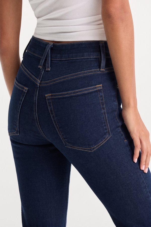ALWAYS FITS GOOD PETITE FLARE JEANS | INDIGO1317-6 | GOOD AMERICAN | MODEL