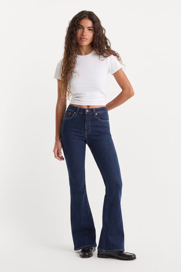 ALWAYS FITS GOOD PETITE FLARE JEANS | INDIGO1317-1 | GOOD AMERICAN | MODEL