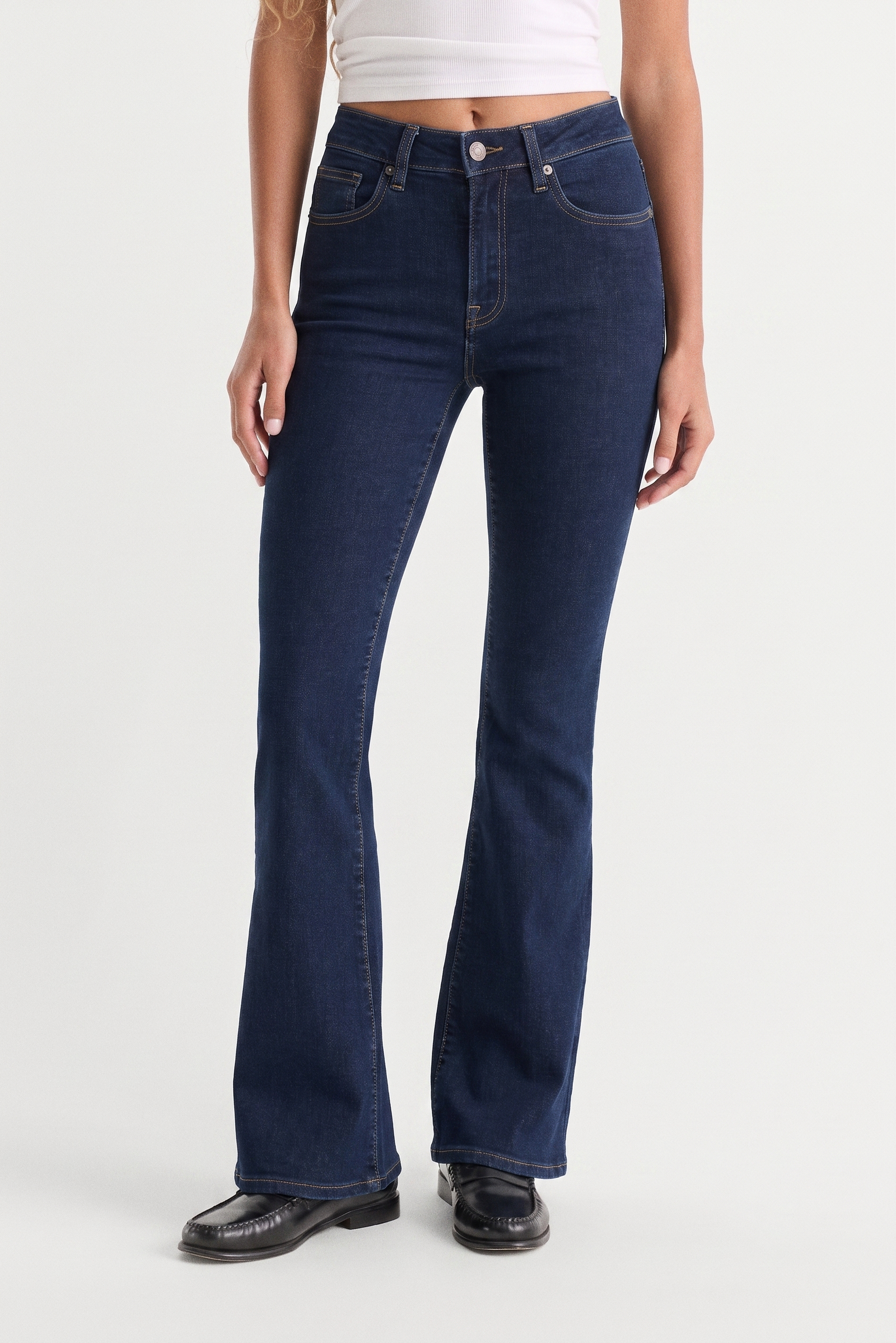 ALWAYS FITS GOOD PETITE FLARE JEANS | INDIGO1317-2 | GOOD AMERICAN | MODEL