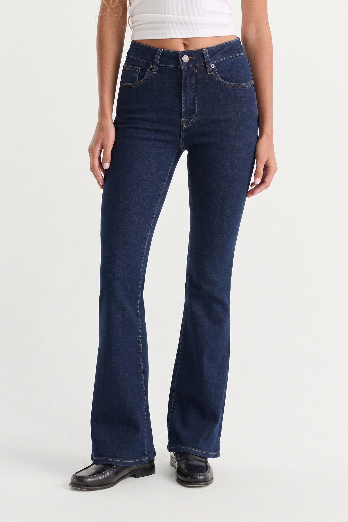 ALWAYS FITS GOOD PETITE FLARE JEANS | INDIGO1317-3 | GOOD AMERICAN | MODEL_A