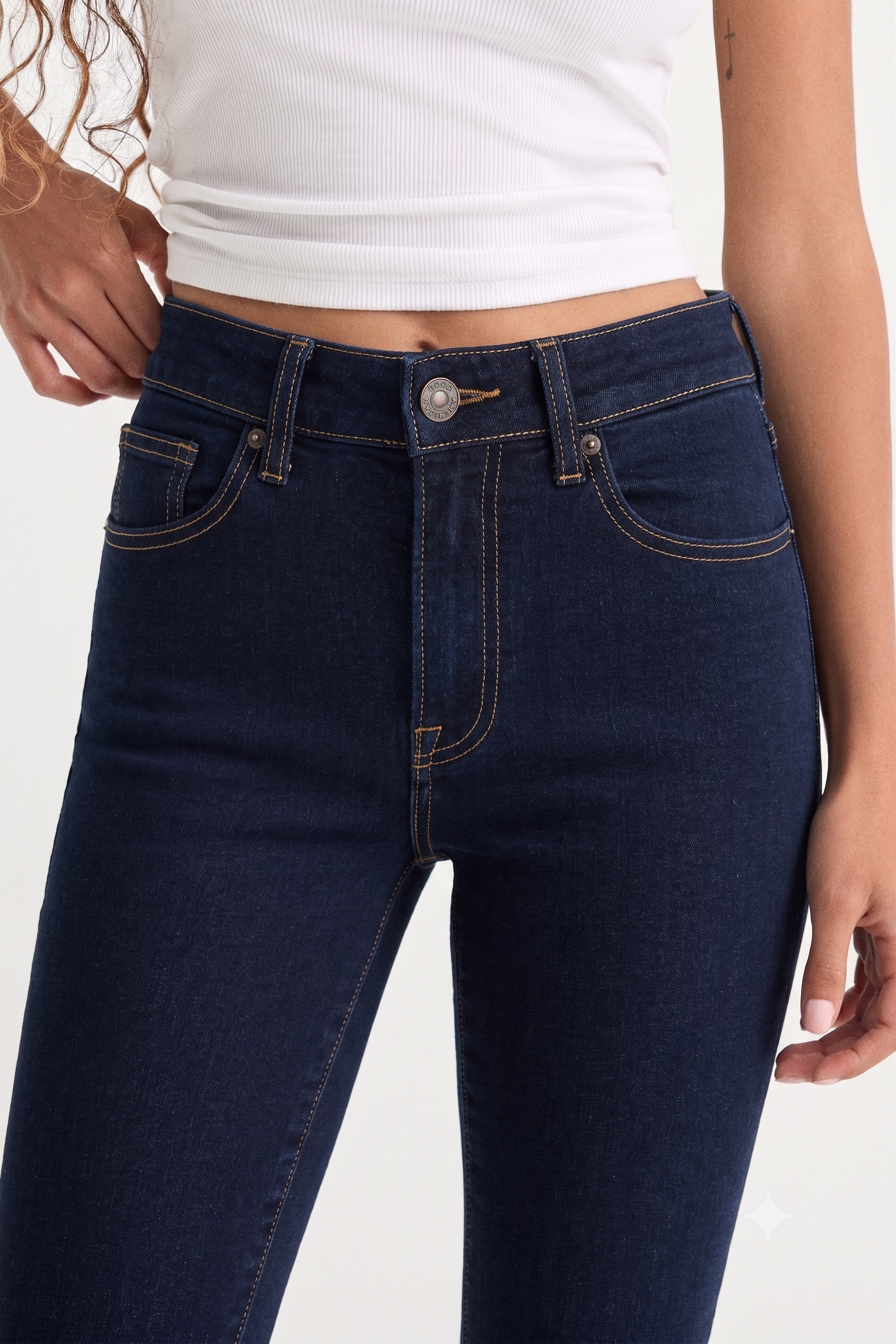 ALWAYS FITS GOOD PETITE FLARE JEANS | INDIGO1317-4 | GOOD AMERICAN | MODEL
