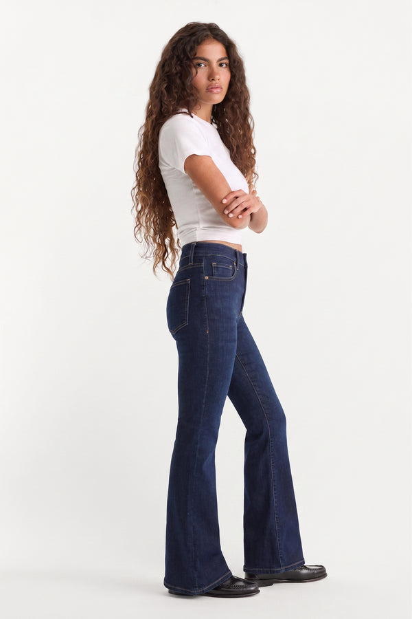 ALWAYS FITS GOOD PETITE FLARE JEANS | INDIGO1317-3 | GOOD AMERICAN | MODEL