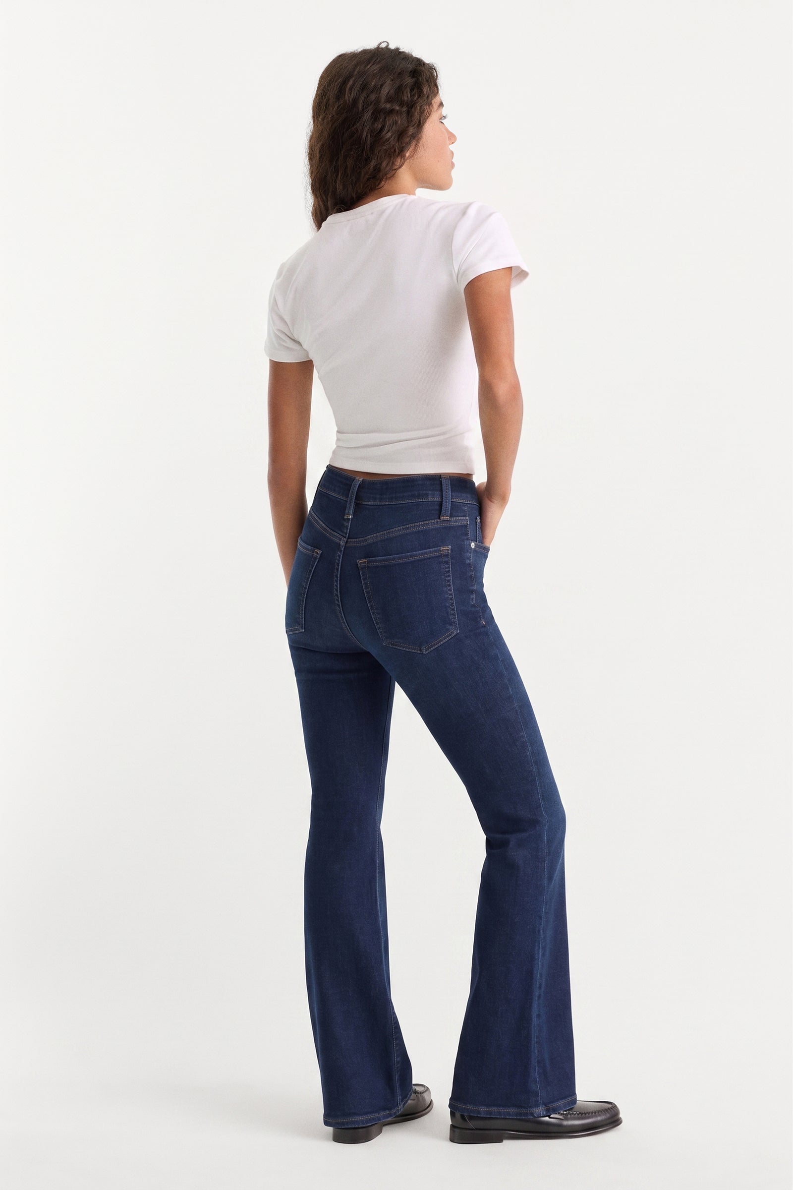 ALWAYS FITS GOOD PETITE FLARE JEANS | INDIGO1317-5 | GOOD AMERICAN | MODEL