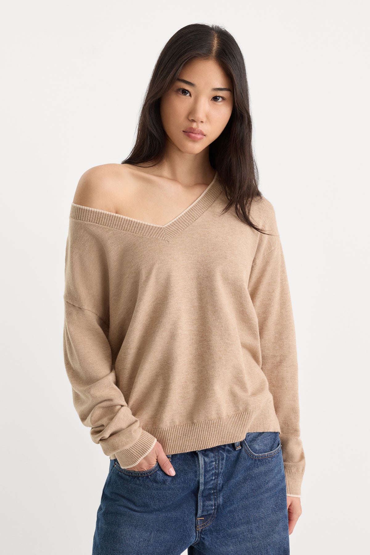 THE COZY V NECK SWEATER | DUNE MIST-1 | GOOD AMERICAN | MODEL_A
