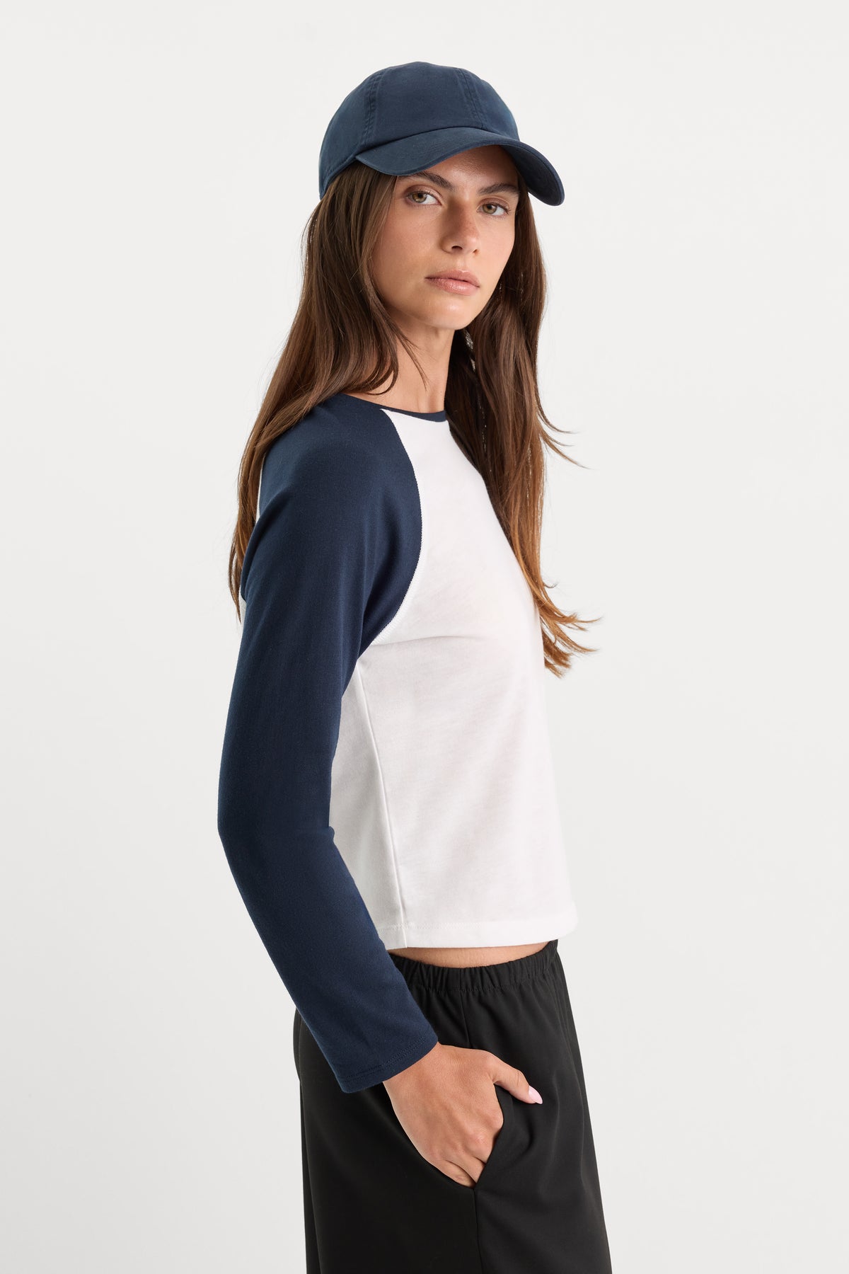 THE LONG SLEEVE RAGLAN TEE | CHALK-2 | GOOD AMERICAN | MODEL_A