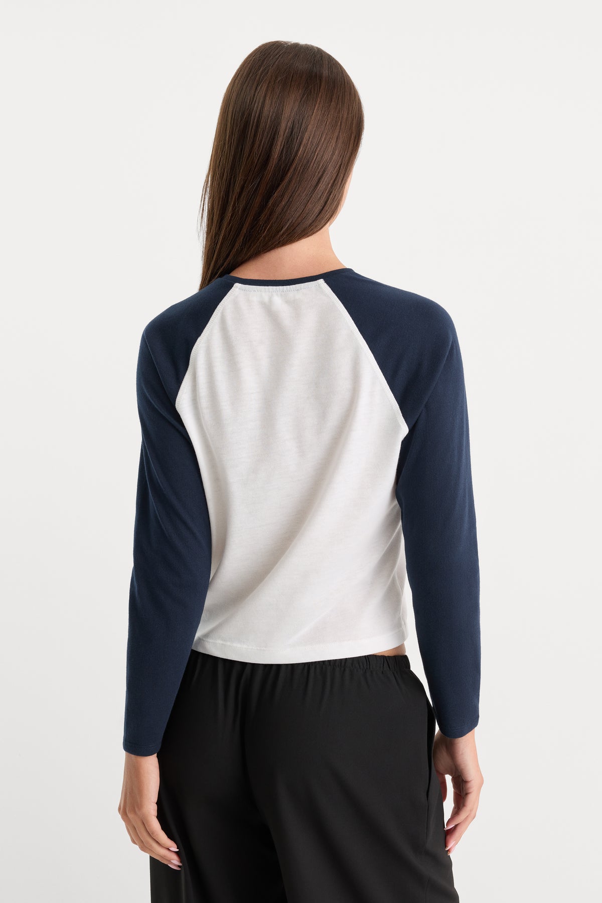 THE LONG SLEEVE RAGLAN TEE | CHALK-4 | GOOD AMERICAN | MODEL_A