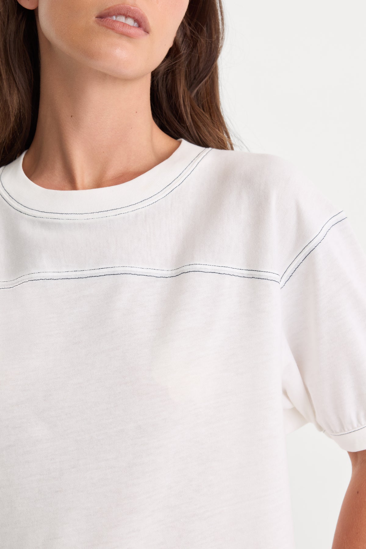 THE GYM TEE | CHALK-5 | GOOD AMERICAN | MODEL_A