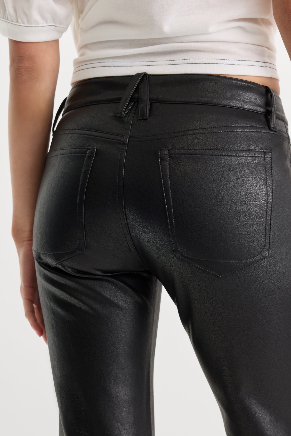 BETTER THAN LEATHER LOW RISE BOOTCUT | BLACK001-6 | GOOD AMERICAN | MODEL